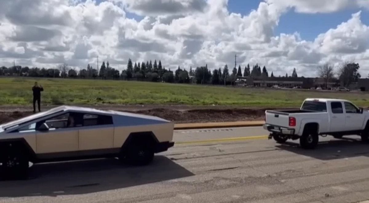 Tesla Cybertruck Fails Tug-of-War Against Silverado HD (Archive)