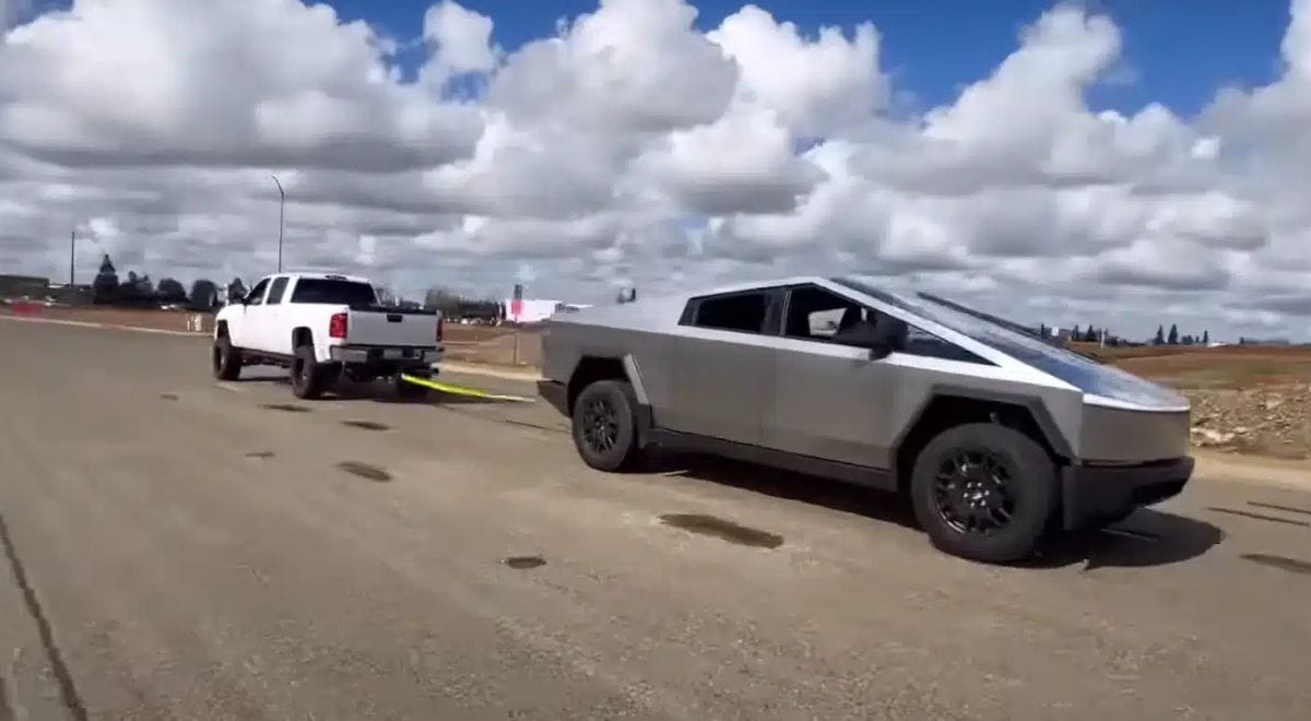 Tesla Cybertruck Fails Tug-of-War Against Silverado HD (Archive)